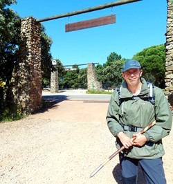 Romerillo bajo el cartel de los villares