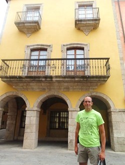 Romerillo ante la fachada de un bonito edificio del casco histórico de Ponferrada