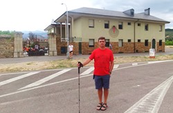 El tito a las puertas del albergue pblico de Ponferrada