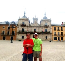 Los dos en la plaza de Ponferrada