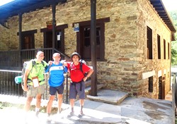 Los dos junto al peregrino vasco al final de la 1 etapa ante el albergue de Pereje