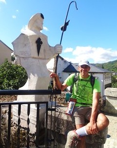 Romerillo en el monumento al peregrino en Villafranca del Bierzo