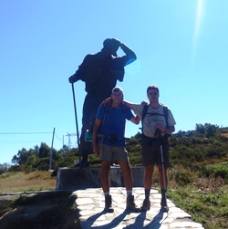 Los dos en el monumento al peregrino