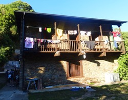 Fachada trasera del albergue de Pereje