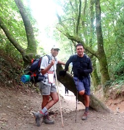 Nuestra pareja de peregrinos en la arboleda de Calvor