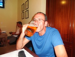 Romerillo bebiendo cerveza en Aguiada