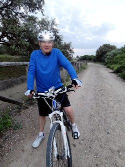 Chico en el cruce de la Alcaida