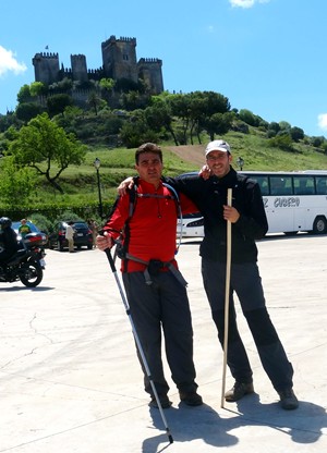 Los dos posando en el castillo de Almodvar