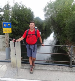 El tito en un puente del Camino