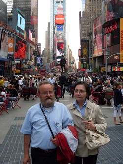 Los titos cruzando Times Square