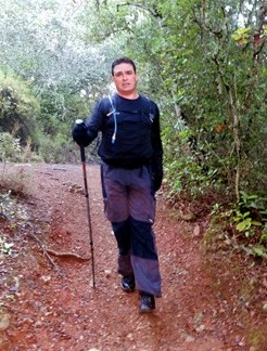 El tito marchando