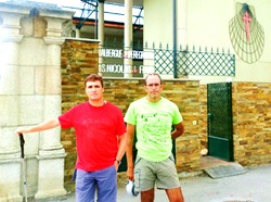 Juntos en la puerta del albergue de Ponferrada