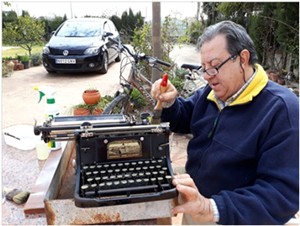 El Quino reparando la Continental