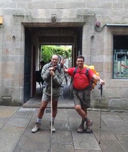 Los dos en la oficina del Peregrino a recoger la Compostela