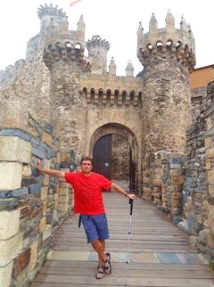 El tito en el castillo templario de Ponferrada, al final del Camino