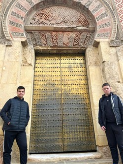 Los dos jvenes en la Torre de la Calahorra al principio del paseo