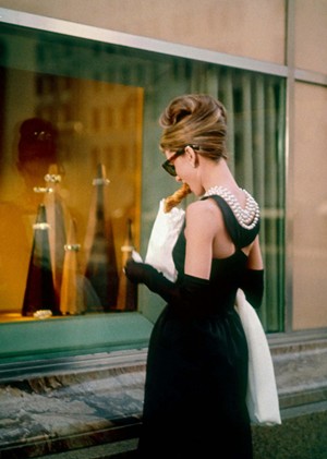 Frente a Tiffany desayunando