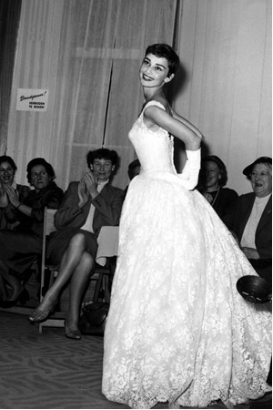 Desfilando con ropa de Givenchy