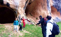 Los menores en las cavernas