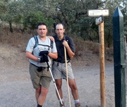 Romerillo y el tito ante los postes del camino
