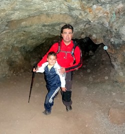 El tito y su hijo Vctor en la caverna del Jursico