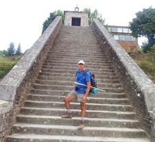 Romerillo en las escaleras de Portomarn
